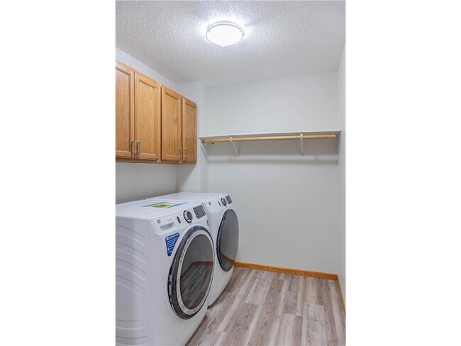Building Photo - 112X Crystal Pl W