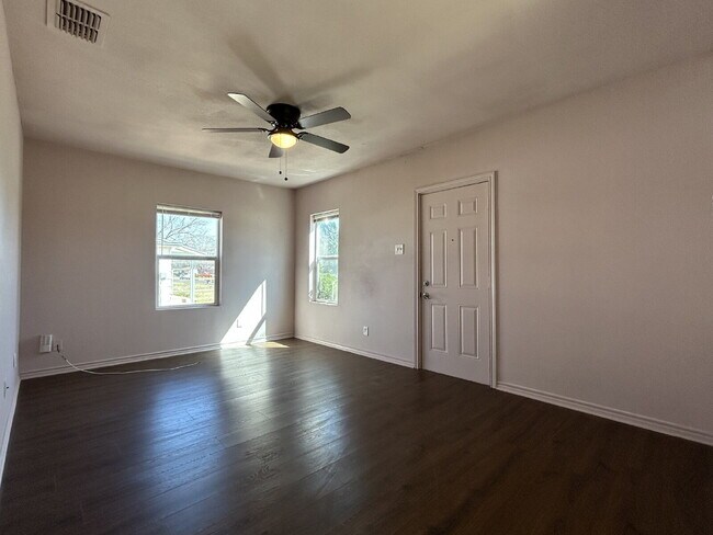 Building Photo - Indulge in the charm and comfort of a cozy, inviting home!