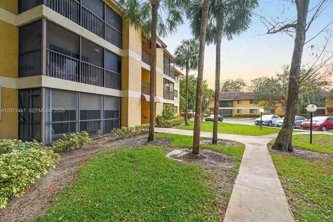 Building Photo - 3083 N Oakland Forest Dr