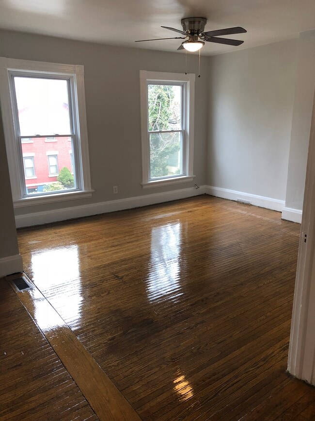 Building Photo - 91 S Washington, Up