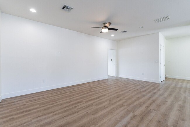 Building Photo - 332-334 N Warren Ave