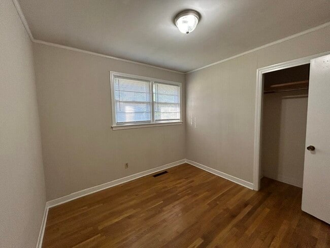 Building Photo - 523 Colonial Dr