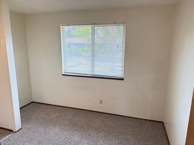 Building Photo - 3 bedroom 2 bath house in a great neighborhood!