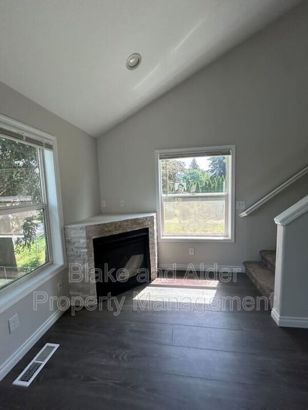 Building Photo - 5609 SE 117th Ave