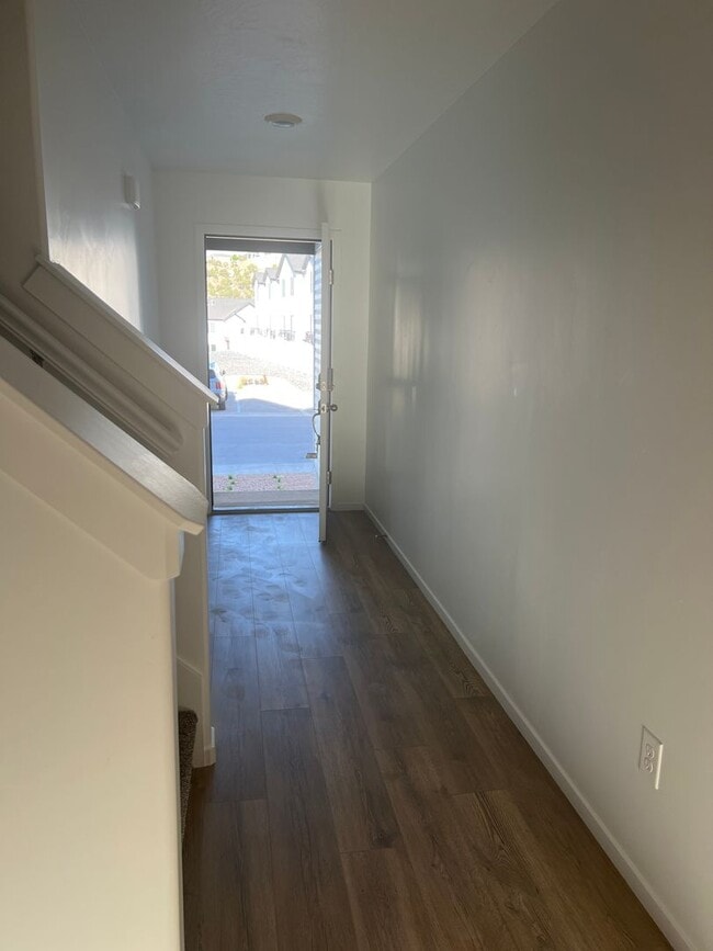 Building Photo - Beautiful spacious 3 bedroom, 2.5 bathroom house located in Cedar City!