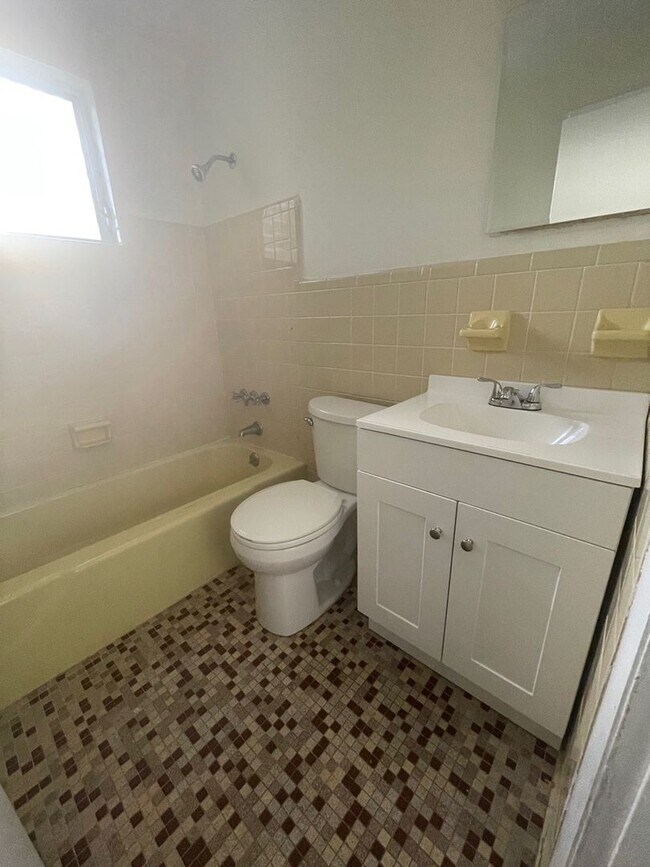 Building Photo - 3 Bed 2 Bath | Single Car Garage | Washer/Dryer Hookups | Central Air | Pet Friendly | Section 8 ...
