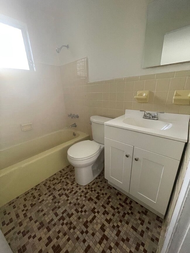 Building Photo - 4 Bed 2 Bath | Single Car Garage | Washer/...