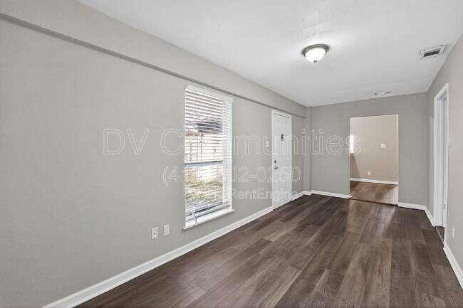 Building Photo - 936 N Las Vegas Trail