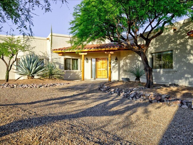 Building Photo - 4 Bedroom 4 Bathroom