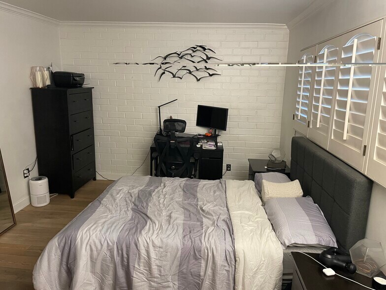 Building Photo - 7560 Hollywood Blvd