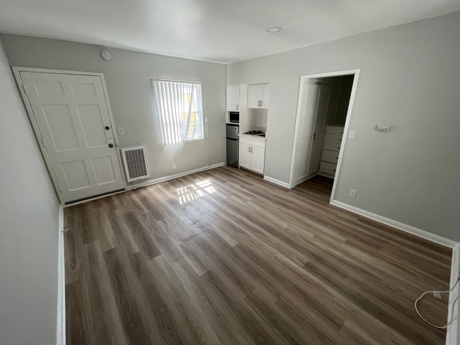 Interior Photo - 944 Tiverton Avenue