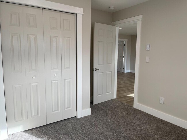 Building Photo - 2260 S 10th St W