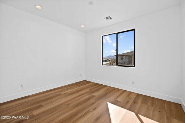 Building Photo - 5992 Finch Pl