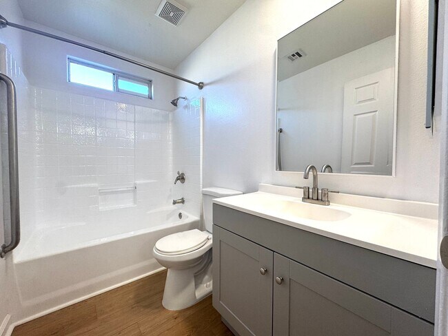 Building Photo - COMING SOON!!! Lovely 3 Bedroom / 2 Bath Apartment in Cathedral City!