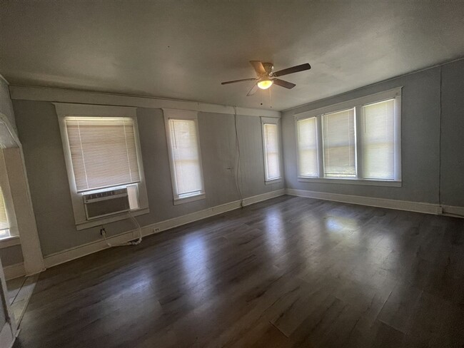 Building Photo - 2 br 1 bath duplex unit for lease | Shreve...