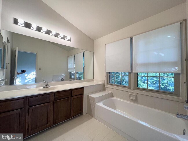 Building Photo - 2134 Kings Garden Way