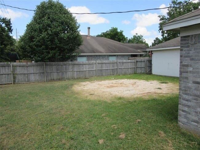 Building Photo - 5237 Pinewood Terrace