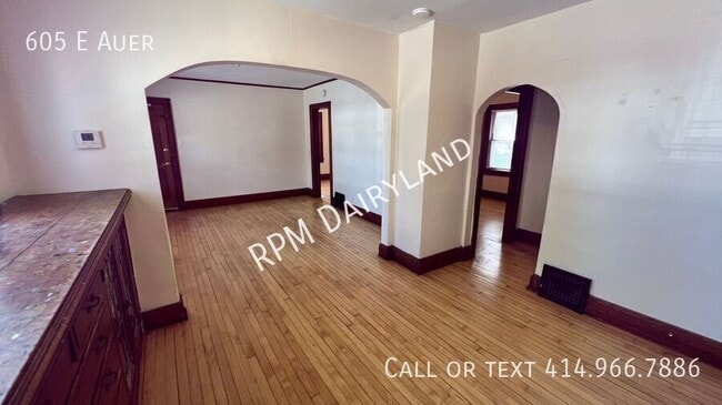 Building Photo - 605 E Auer-