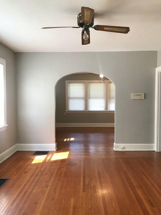 Building Photo - 5 Bedroom/3 Bathroom, mins. from UC $750/p...