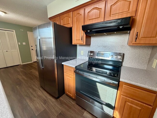 Building Photo - 904 Hillside Dr