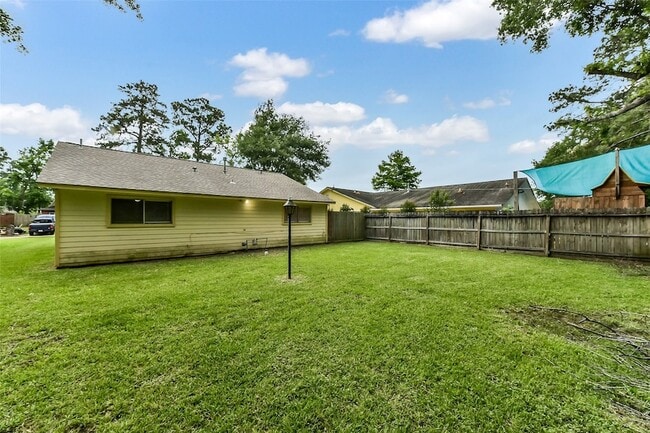 Building Photo - 10015 Valley Lake Dr
