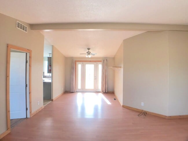 Building Photo - 4 bedroom home in Moriarty. Country Living! Close to I-40.