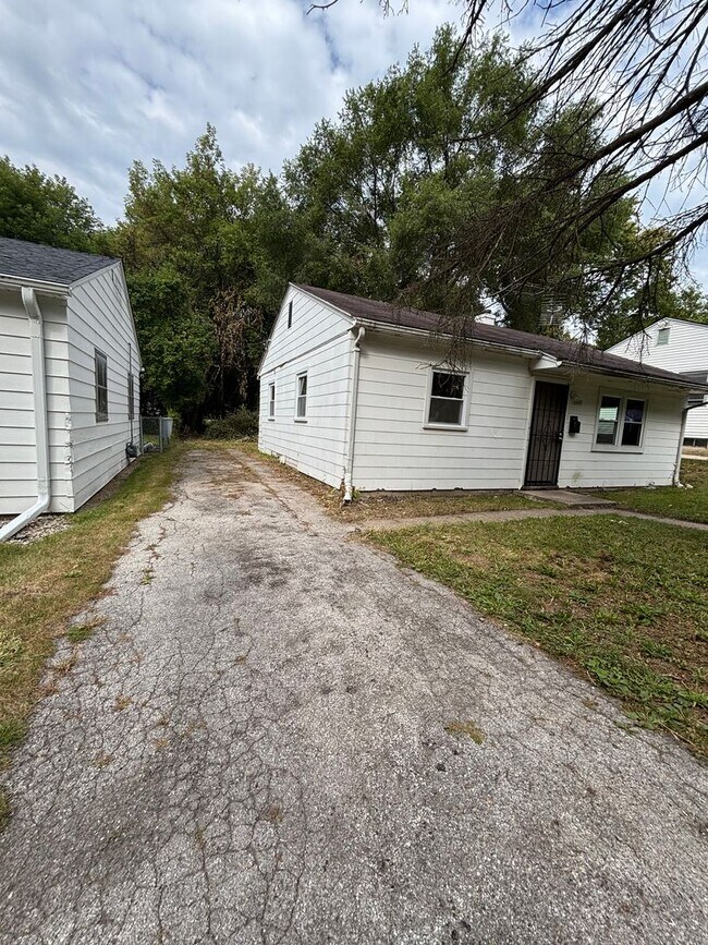 Building Photo - AFFORDABLE 2BR SINGLE FAMILY HOME, HARD SURFACE FLOORS, STAIR LESS, SIDE DRIVE, GARAGE