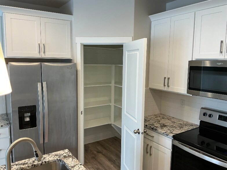 Building Photo - 816 N Hilltop Dr