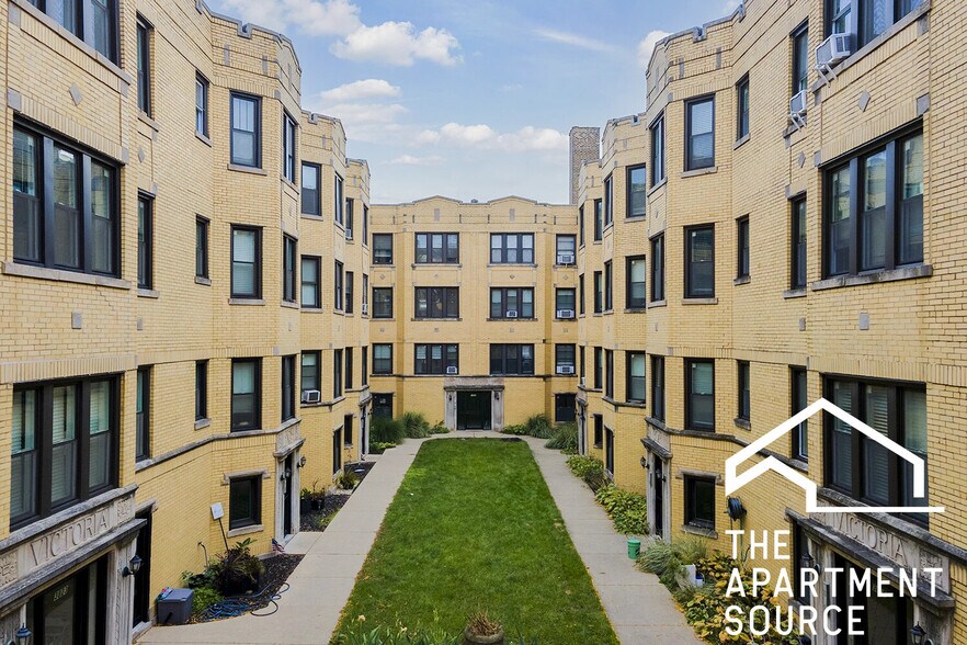 Building Photo - 3855 N Greenview Ave