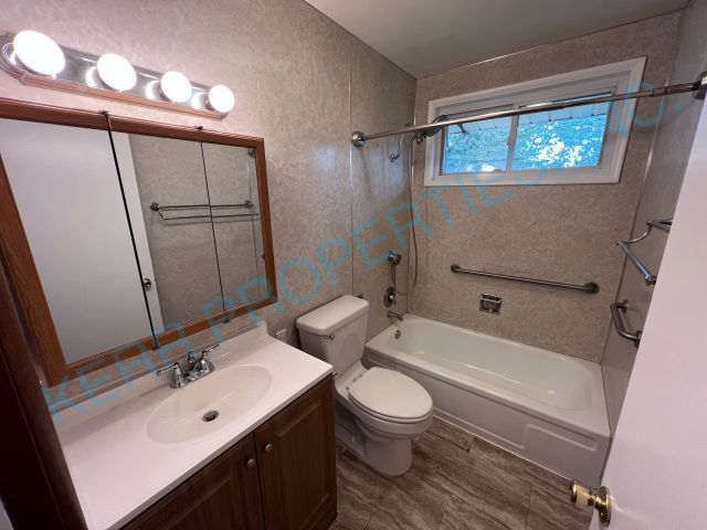 Building Photo - Charming Portland Retreat: 3-Bed, 2-Bath Home with Hardwood Floors & Cozy Fireplace!
