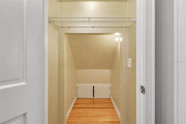 Building Photo - 1580 Oakhurst Ave