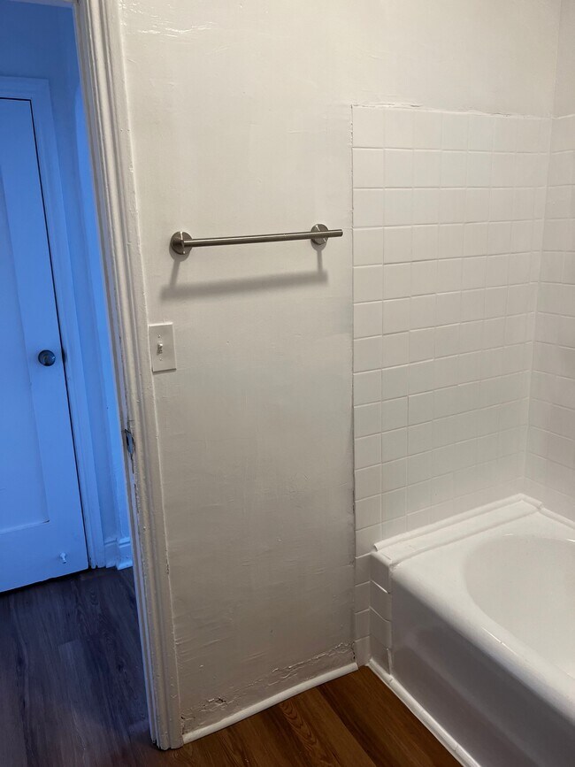 Building Photo - 2850 Leeward Ave