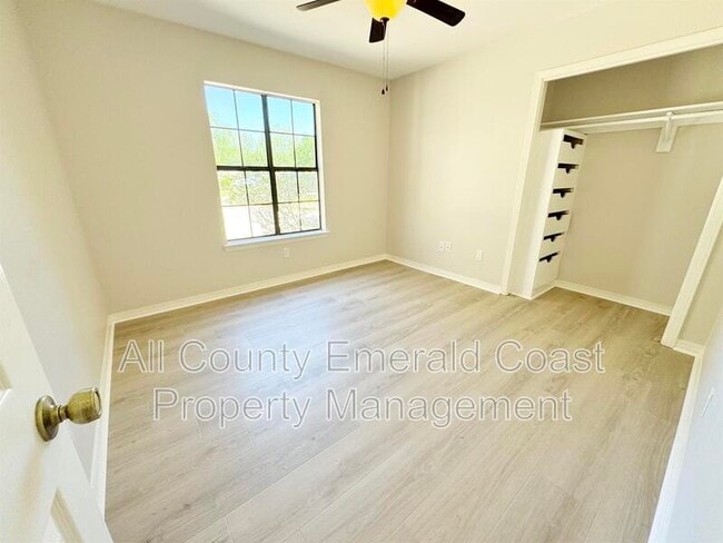 Building Photo - 710 Swan Ln