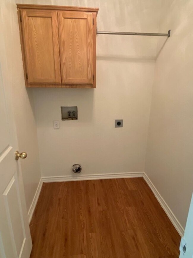 Building Photo - THREE BEDROOM TWO BATHROOM HOUSE