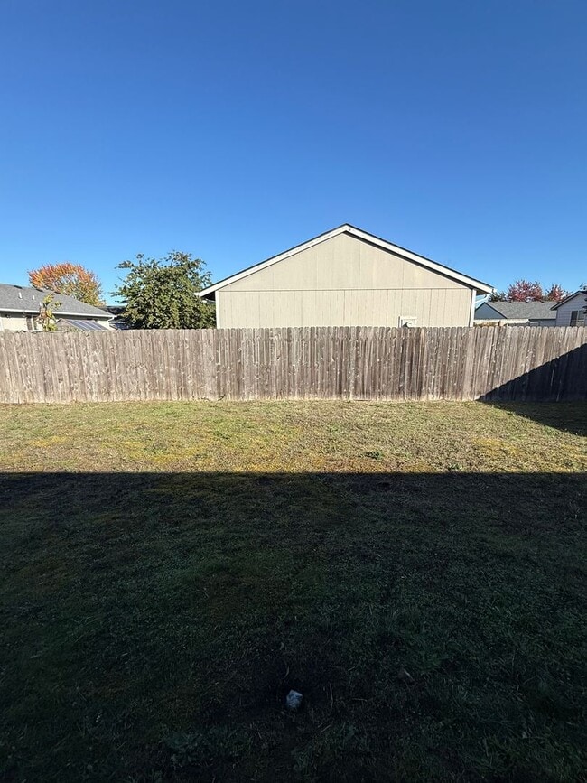 Building Photo - Charming 3 Bedroom 2 Bathroom Home in Quiet Neighborhood!