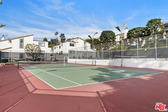 Building Photo - 1550 Palisades Dr