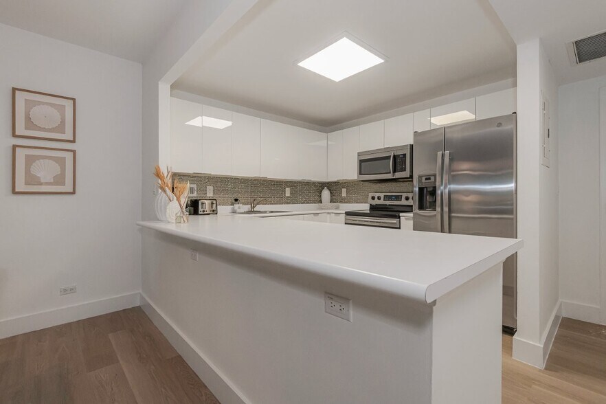 Building Photo - 2301 Collins Ave