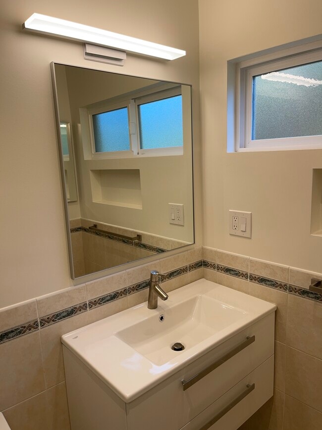 Building Photo - 36 Redwood Ave