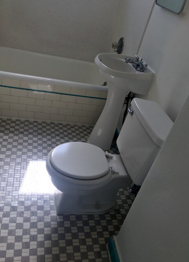 Building Photo - CONVENIENT TO UCSD MEDICAL!!!