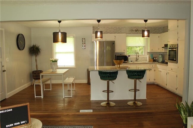 Building Photo - 667 Tara Cir SE