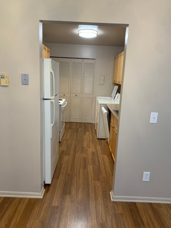 Kitchen - 4111 Charter Oak Dr