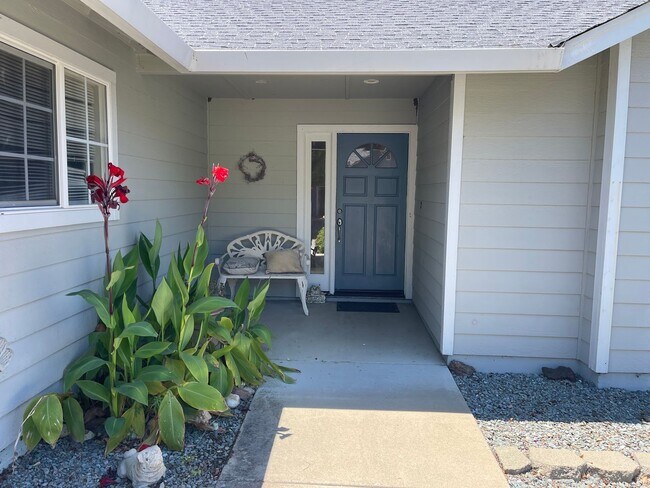 Building Photo - 3br/2ba Home with Golf Course Access