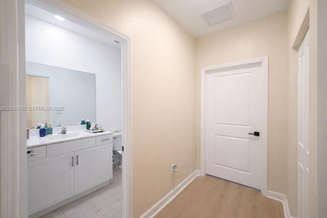 Building Photo - 323 NE 208th Terrace