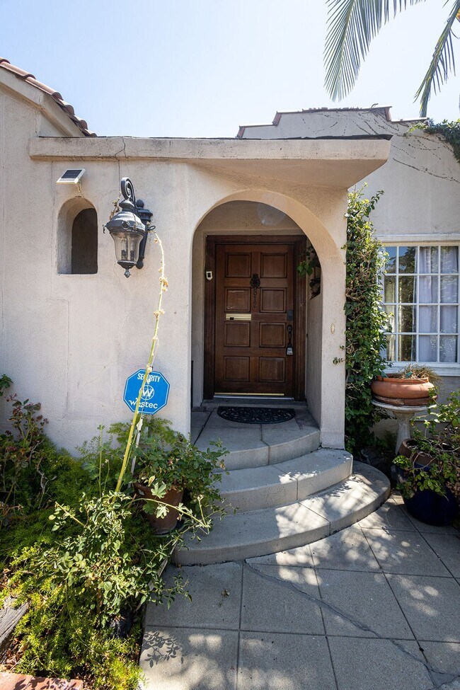 Building Photo - Warm & Welcoming Home Near Melrose with Room to Live, Work & Create
