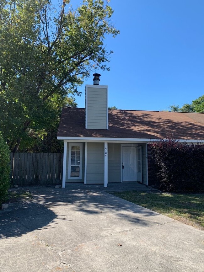 Building Photo - 2 Bedroom 2 Bath Townhome with fenced backyard!