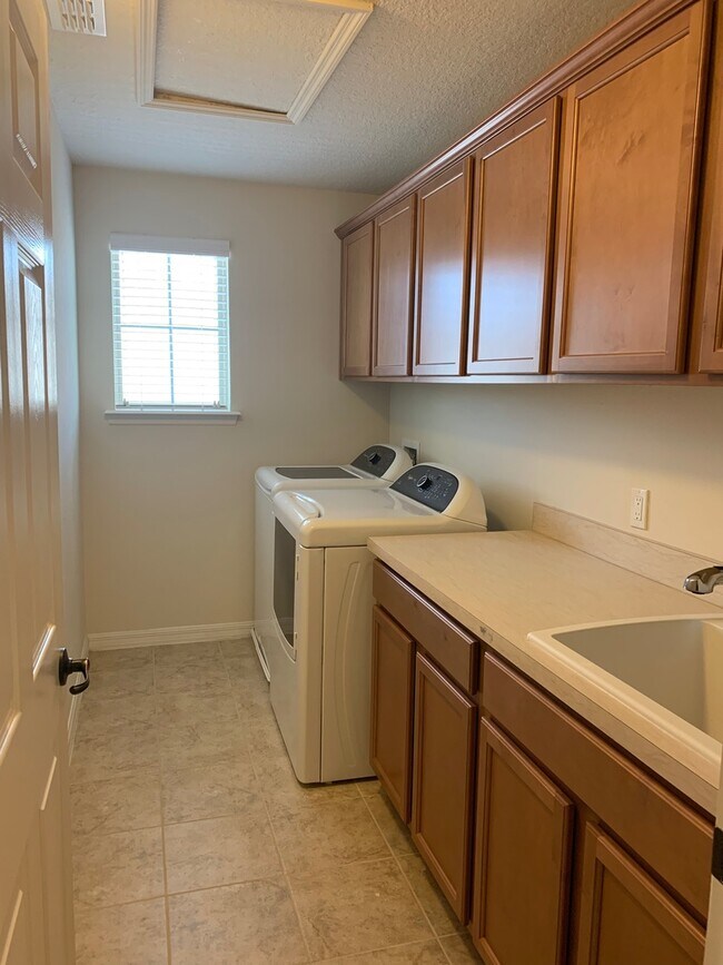 Building Photo - WINDERMERE TRAILS HOME  4 Bed 3.5 BATH