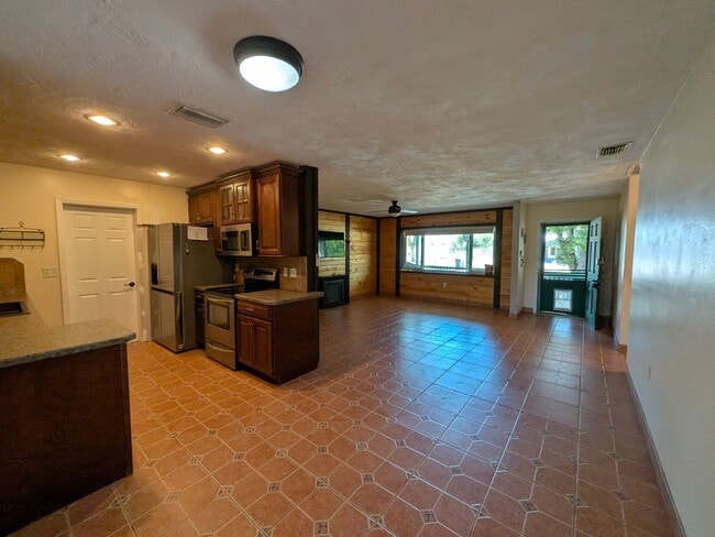 Building Photo - Lovely large 2/2/1 in Beverly HIlls