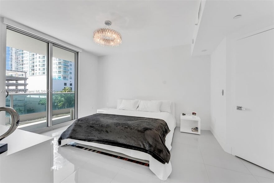 Building Photo - 1331 Brickell Bay Dr