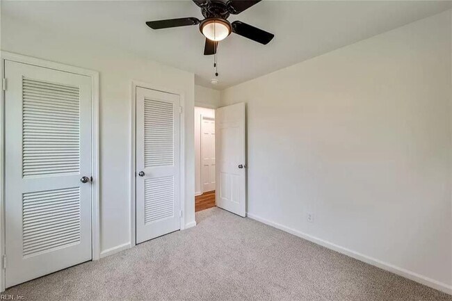 Building Photo - 1613 Loren Cres