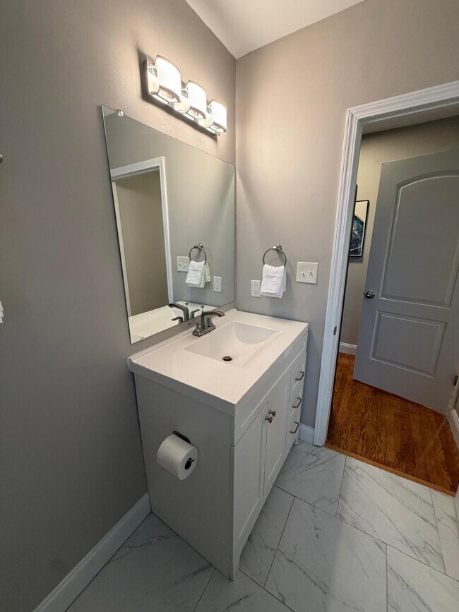 Building Photo - 6913 Etzel Ave